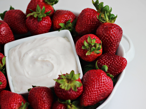 Greek Yogurt Fruit Dip: only 2 ingredients in 2 minutes! 