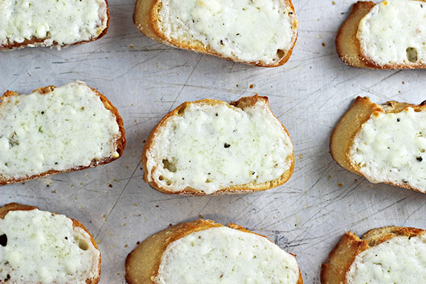 How to Make Grape Crostini with Blue Cheese Spread Recipe