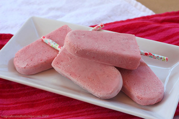 STRAWBERRY CHEESECAKE FROZEN YOGURT POPSICLES by Cupcakes and Kale Chips