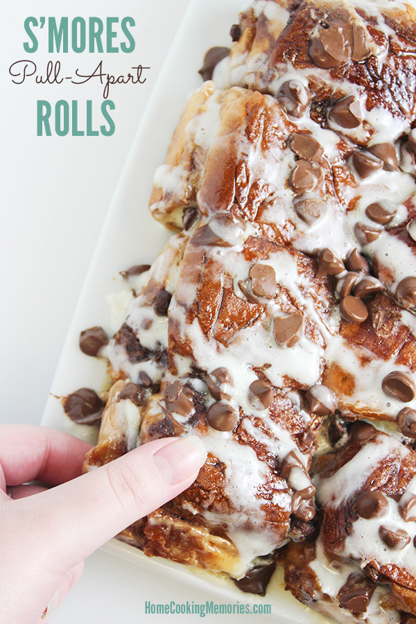 Love s'mores? This Smores Pull-Apart Rolls recipe combines chocolate and plenty of marshmallows with King's Hawaiian Rolls! #HostWithKH #ad