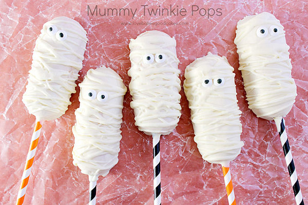 Halloween Mummy Twinkie Pops by Love Bakes Good Cakes