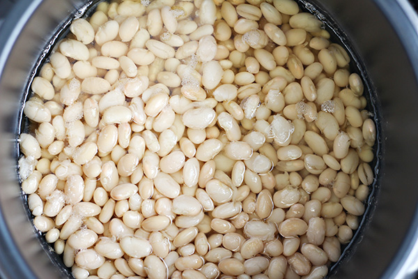 Cooked Great Northern Beans in water in the Crock-Pot Express Crock Multi-Cooker