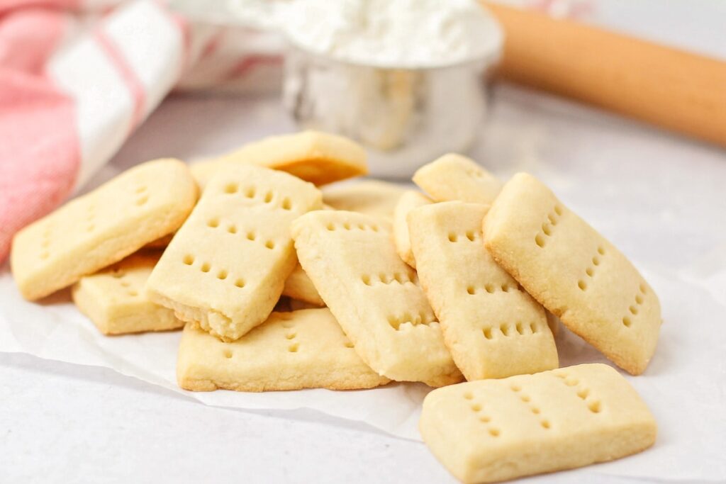 Easy Shortbread Cookies from Lili Luna for your Christmas party!
