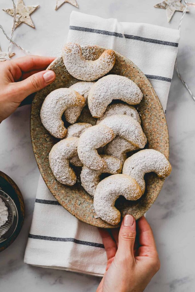 Vegan Almond Crescent Cookies from Aline Made for your Christmas party!